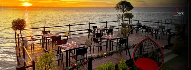 Red Deck Lounge & Bar